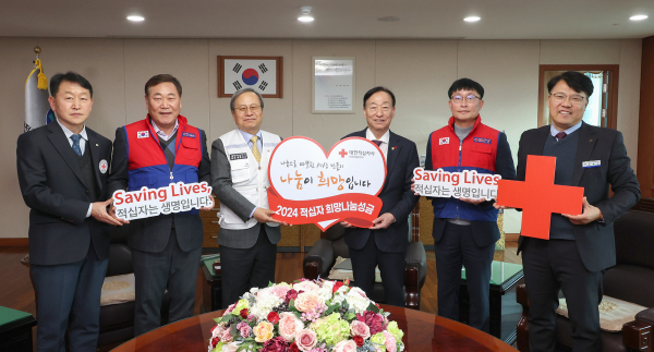 적십자 특별회비 전달/왼쪽부터 대한적십자사 대전세종지사 사무처장 이건문, 대전세종 RCY 회장 김규달, 대한적십자사 대전세종지사 회장 송하영, 대전광역시교육감 설동호, 대전세종 RCY 지도교사협의회장 송인철, 대전광역시교육청 체육예술건강과 체육교육담당 장학관 김병수