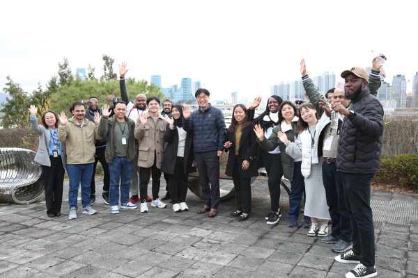 김형렬 행복청장(가운데)과 KDI 국제정책대학원 지역개발 석사학위과정에 재학 중인 외국 공무원 일행이 정부세종청사 옥상정원을 관람하고 기념촬영