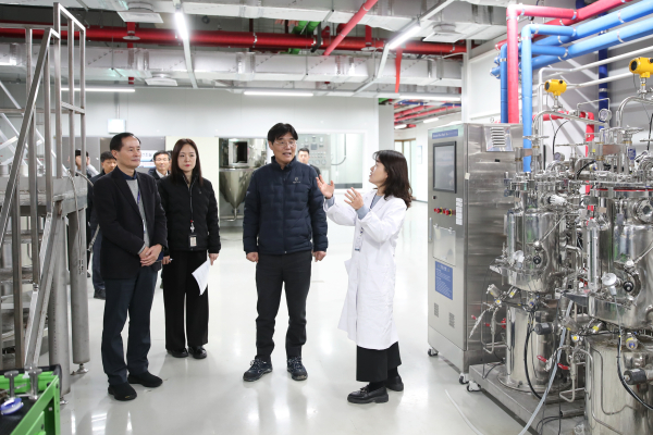 김형렬 행복청장(오른쪽 두 번째)이 행복도시 산학연클러스터지원센터 내 미래융합센터 바이오메디컬활성소재센터를 방문하여 운영상황 점검 모습