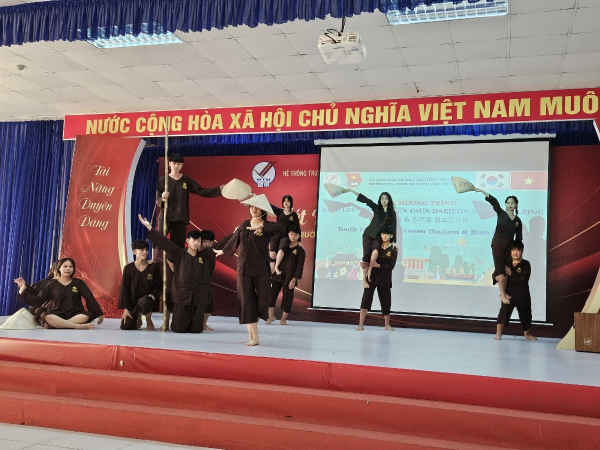 응우토이니엠 중고등학교 수업