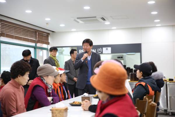 환경미화 및 보안 근로자 식사 대접 사진