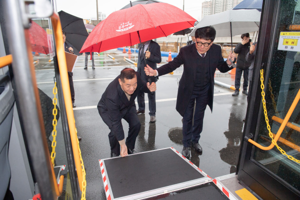 전기저상버스 운행 개시 모습