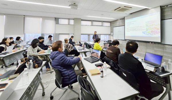 ‘AI 프롬프트디자이너 양성’ 유료재직자 교육 진행 모습