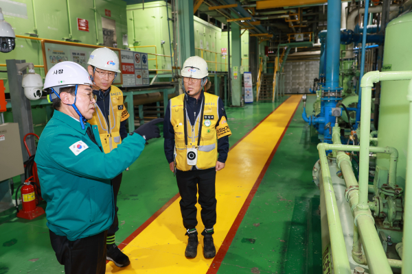 사진은 박형덕 사장(왼쪽)이 현장점검에 나선 모습