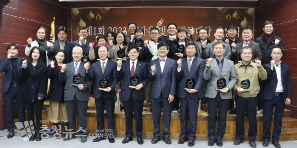 인물 대상 수상자들과 천기협 회원들이 기념사진을 찍고 있다