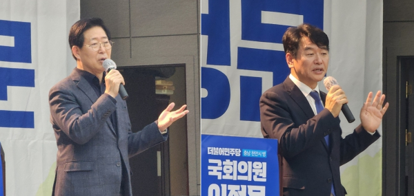 (왼쪽부터)양승조 전 충남지사와 문진석 의원이 축사를 하고 있다/사진=박동혁 기자