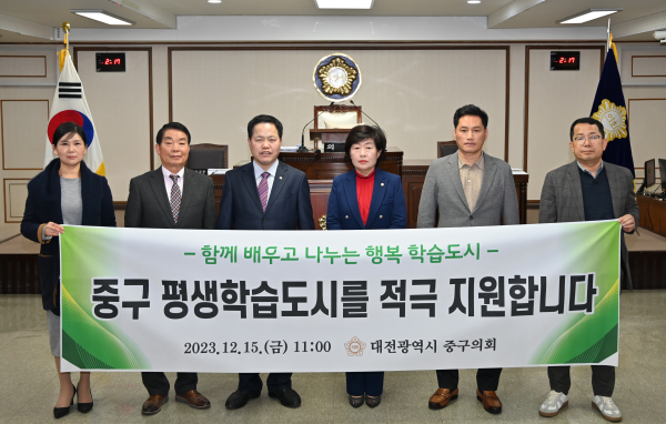 (왼쪽부터) 오한숙 의원, 이정수 의원, 윤양수 의장, 김옥향 의원, 안형진 의원, 김석환 의원