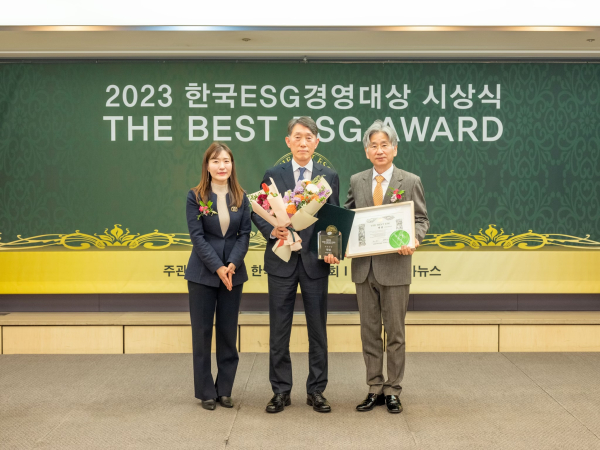 이승재 한국농어촌공사 부사장(사진 가운데)이  ‘2023년 한국ESG경영대상’ 에서 공공부문 대상을 수상하고, 기념 촬영