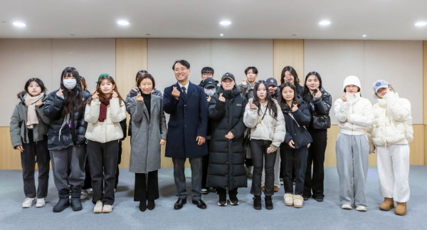 지난 18일 대전 도시마케팅을 위한 공공디자인 방안을 모색하고자 워크숍을 개최하고 참석한 학생들과 관계자들이 기념촬영