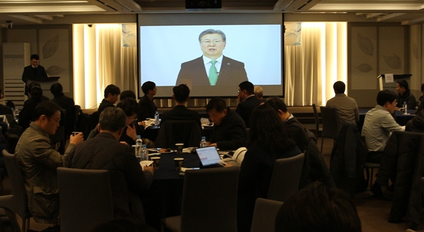 국가과학기술연구회 김복철 이사장이 온라인으로 개회사를 하고 있다.