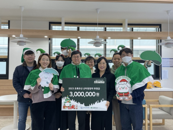 초록우산 세종지역본부 박미애 본부장, ㈜레이크머티리얼스 박성수 전무 및 직원 일동