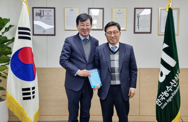 간담회 현장 사진 * 한국농수산식품유통공사 김춘진 사장(우측), 김성 장흥군수(좌측)