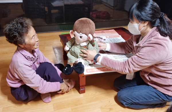 AI돌봄로봇 효돌이를 치매환자 가정에 대여하는 모습