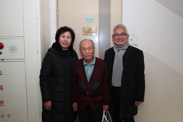 지난 20일에 원당동 박동열 씨 댁을 방문해 ‘병역명문가의 집 문패 달아드리기’ 진행 모습