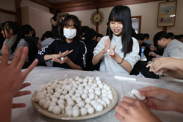 팥죽 새알심 만들기 모습