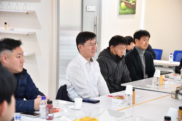 성창훈 조폐공사 사장(왼쪽 두 번째)이 자유로운 분위기에서 KOMSCO 3040 자문단원들의 의견을 경청하고 있다.