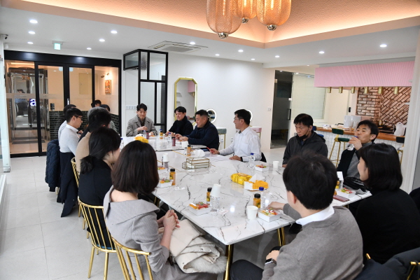 성창훈 한국조폐공사 사장은 조직소통 행보를 위해 KOSMCO 3040 자문단을 임명하고, 경영 전반에 대한 직원들의 진솔한 의견을 구하고 있다.