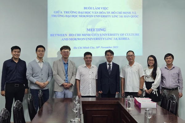 베트남 호치민시에 위치한 호치민문화대학교에서 목원대 LINC 3.0 사업단과 호치민문화대 관계자들이 기념촬영