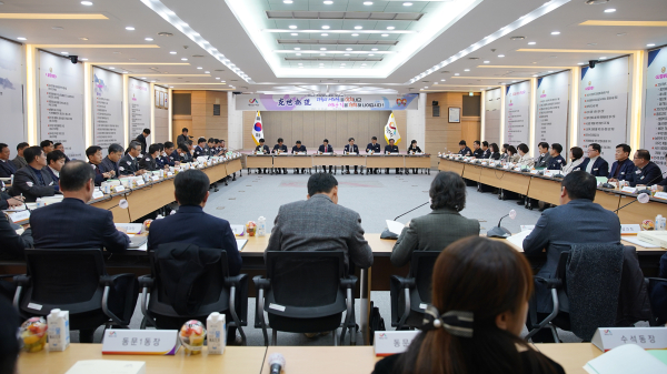 22일 서산시청 대회의실에서 이완섭 서산시장이 2024년도 주요 업무계획 보고회를 주재하는 모습