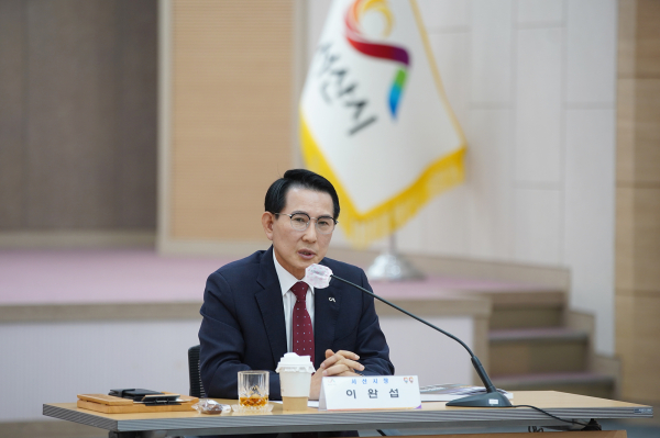이완섭 서산시장이 지난 21일 서산시청 대회의실에서 열린 ‘대산 임해지역 산업단지 고도화 전략 연구 최종보고회’를 주재하는 모습