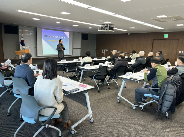 22일 시청 세종실에서 제3기 고령친화도시 정책모니터단 회의 진행 모습
