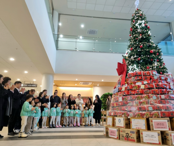 나성동 라면트리 점등식 모습