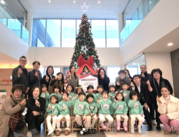 나성동 라면트리 점등식 모습