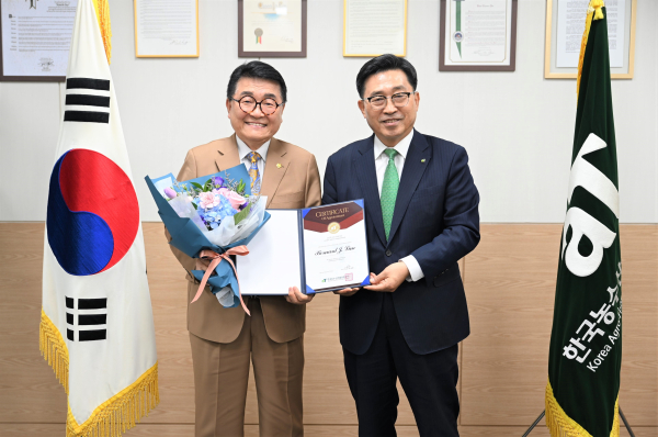 글로벌 김치 홍보대사 위촉식 * 한국농수산식품유통공사 김춘진 사장(오른쪽), 세계한식총연합회 임종택 총회장(왼쪽)