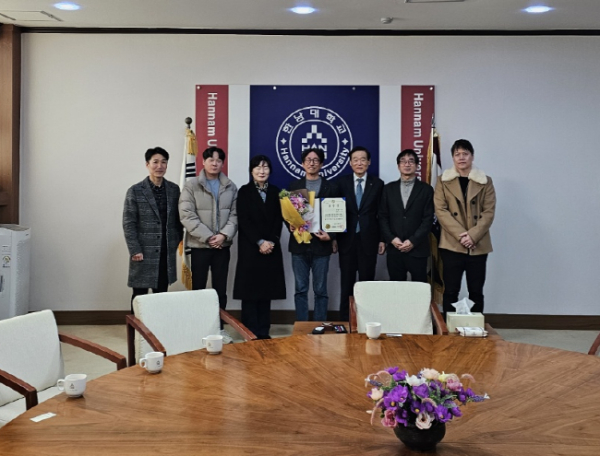 은성배 센터장, ‘우주산업 발전 유공’ 대전광역시장상 수상 모습