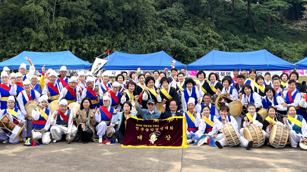 지난 10월 7일 전북 김제시에서 열린 제25회 김제지평선축제 및 대통령배 전국농악경연대회에서 대통령상을 수상하고 이완섭 서산시장과 8일 제20회 서산해미읍성축제에서 기념촬영하는 모습