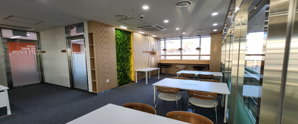 중소ㆍ창업ㆍ벤처기업인들이 이용하는 순천역 2층 KR스타트업라운지  커뮤니티 및 이동사무 공간의 모습