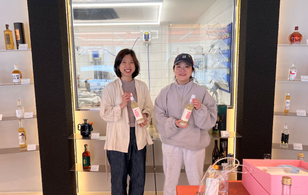 청년양조기업 참새와 꽃게(우측 임소희대표)가  30일 인큐베이터 ‘누룩’ 졸업