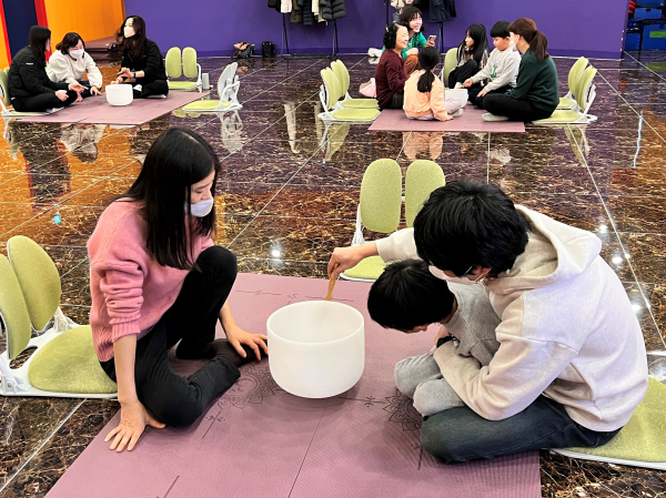 지난 12월 16일 국립산림치유원에서 ‘겨울:흰그루’ 캠프 참가자들이 가족화합을 주제로 싱잉볼 명상 활동을 하고 있다.