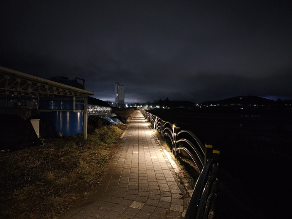 신가리 산책로 조명 설치 모습