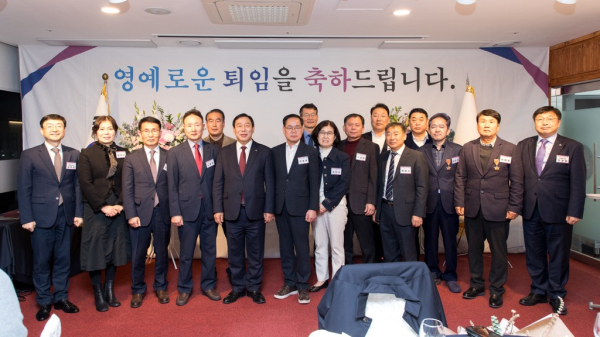 지난 28일,  ‘2023년 하반기 공무원 퇴임 행사’ 개최 단체사진