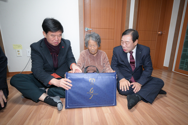 정부연말선물전달 모습 (왼쪽부터)김동빈 세종시의원,김두순 어르신, 최민호 시장