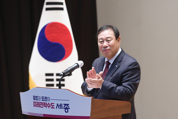 종무식에서 감사와 당부의 말을 하고 있는 최민호 시장