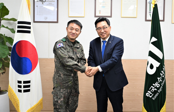 한국농수산식품유통공사 김춘진 사장(우측), 엄용진 육군 군수사령관(좌측)