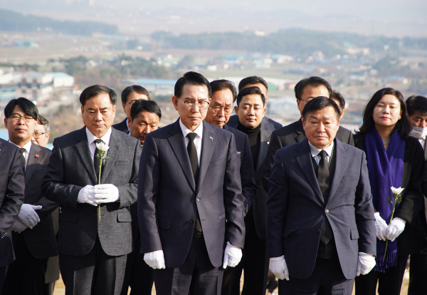 이완섭 서산시장, 1일 갑진년 신년참배 모습