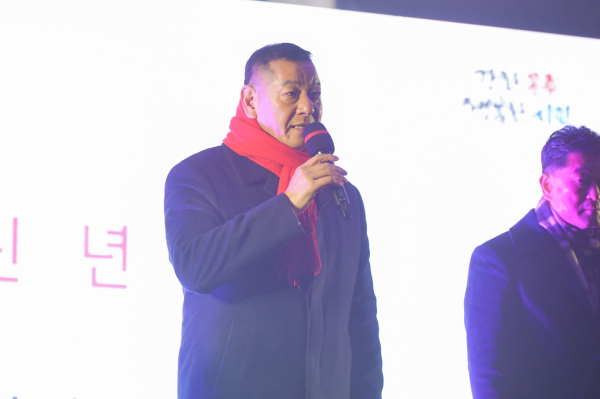 공주시 금강신관공원 해맞이 행사에 참석한 최원철 공주시장