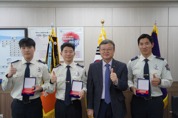 왼쪽부터 전지수 소방사, 오동양 소방교, 장거래 본부장, 문근철 소방위(세종소방본부)