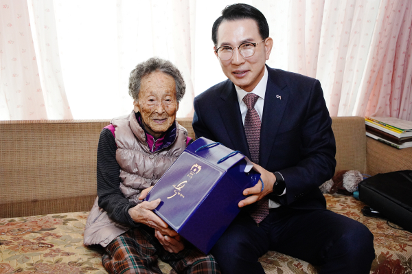 이완섭 서산시장이 2024년 갑진년 새해를 맞아 100세 이상 어르신을 위문했다