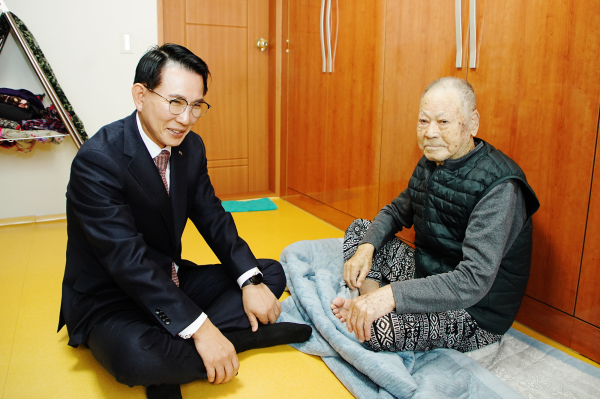 이완섭 서산시장이 2024년 갑진년 새해를 맞아 100세 이상 어르신을 위문했다