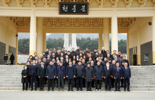 이완섭 서산시장을 비롯한 민주평화통일자문회의 서산시협의회 등 단체 100여 명이 국립대전현충원에서 참배하는 모습