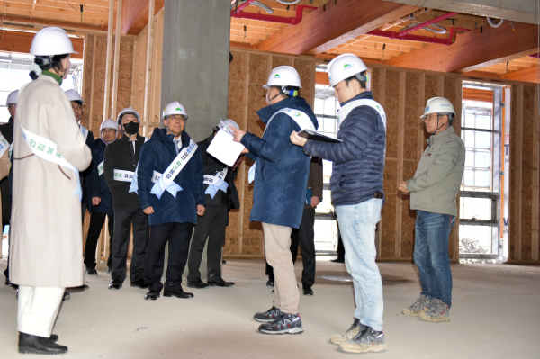 지난 2일 산림복지종합교육센터 조성 현장(대전 서구 관저동)에서 새해 첫 안전 점검을 실시하고 있다.