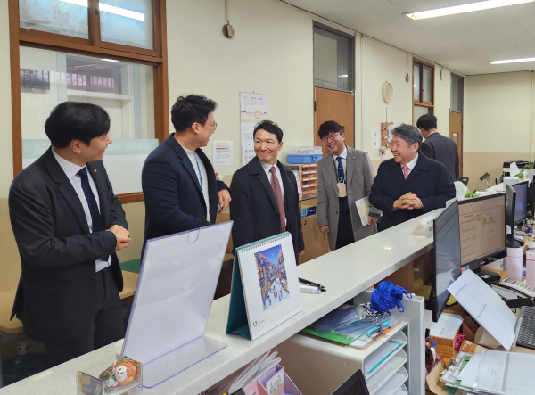 단과대학 행정실을 찾은 김용하 건양대 총장
