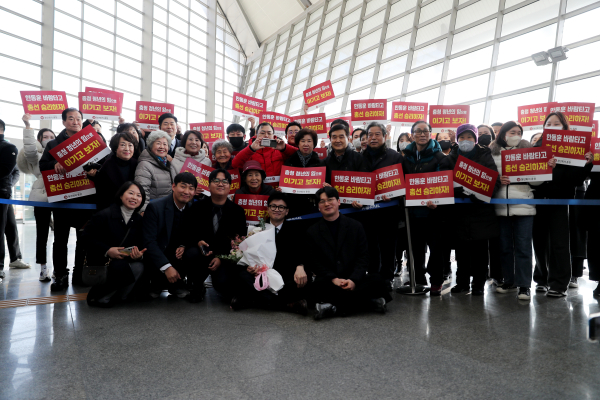 한동훈 국민의힘 비상대책위원장이 YC청년회의 충청 회원들과 기념촬영을 하고 있다.