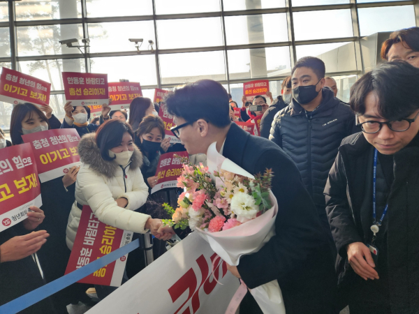 한동훈 국민의힘 비상대책위원장이 YC청년회의 충청 회원들과 악수를 하고 있다.