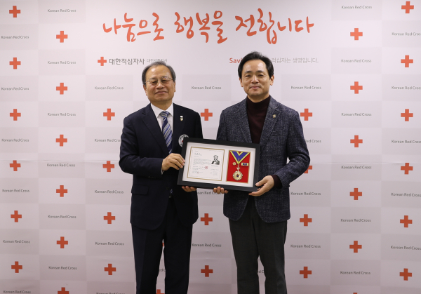 희망나눔(Giving Club) 65호 특별회원 되어, 기부금 누적으로 대한적십자사 포장 받고 있는 정국영 사장 (오른쪽)