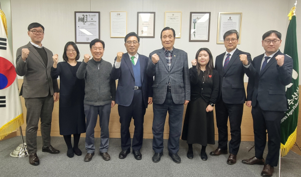 간담회 사진(우측4번째부터) 대한민국헌정회 정책연구위원회 유인학 의장, 김춘진 한국농수산식품유통공사 사장, 대한민국헌정회 정책연구위원회 이만우 실장